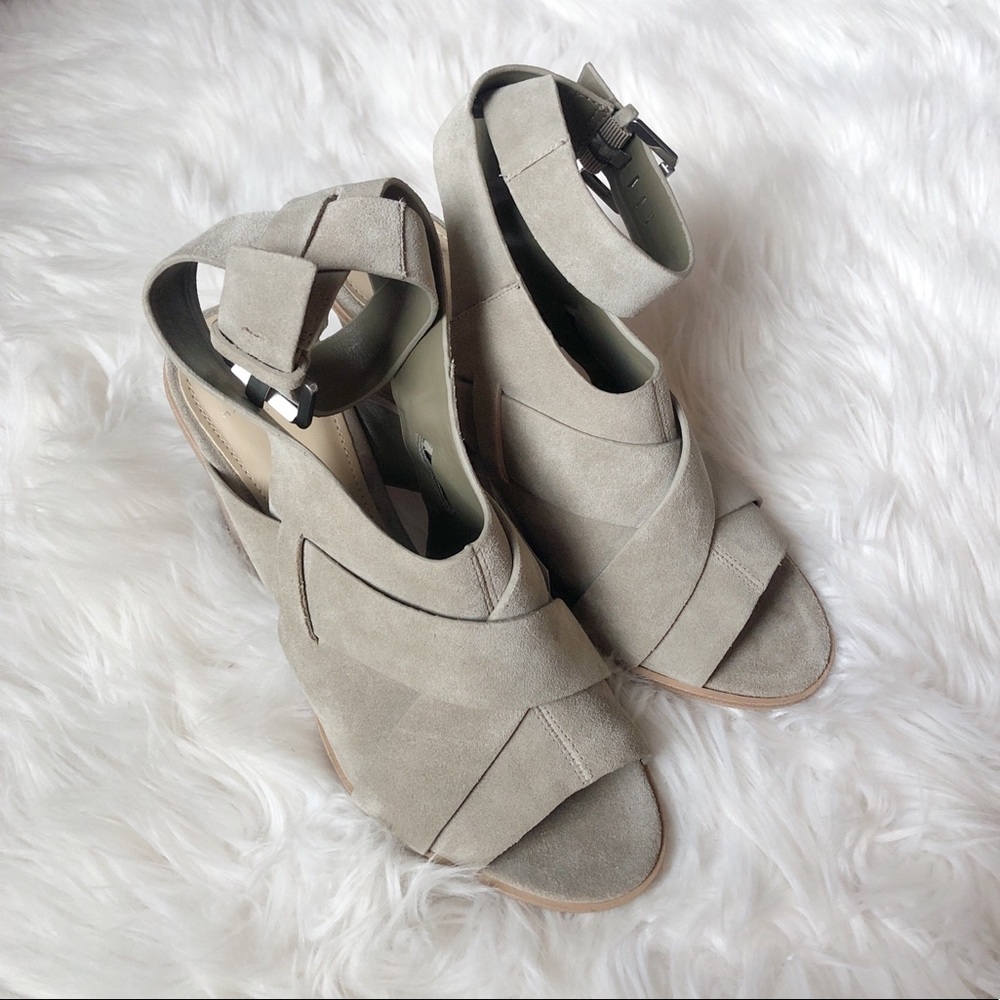 Marc Fisher NWOT Valen Chunky Leather Heel - Picture 2 of 8